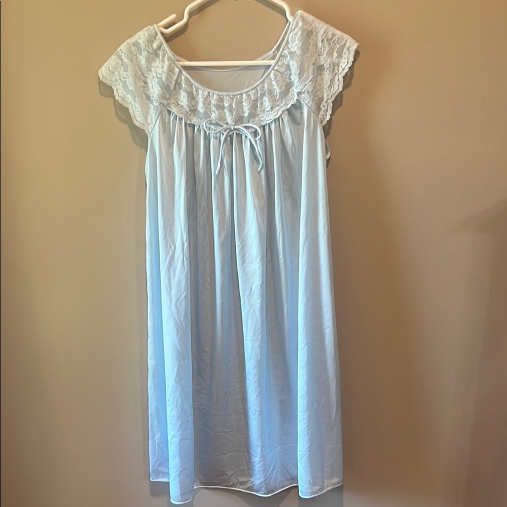 Elegant Vintage Lace Trim Nightgown - Light Blue
Excellent Condition